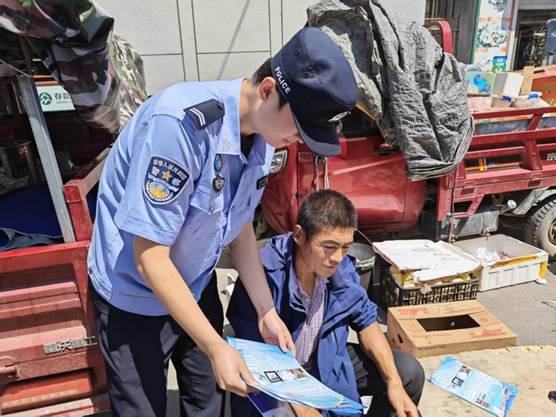 禁毒宣传赶大集 筑牢边境无毒防线1.jpg