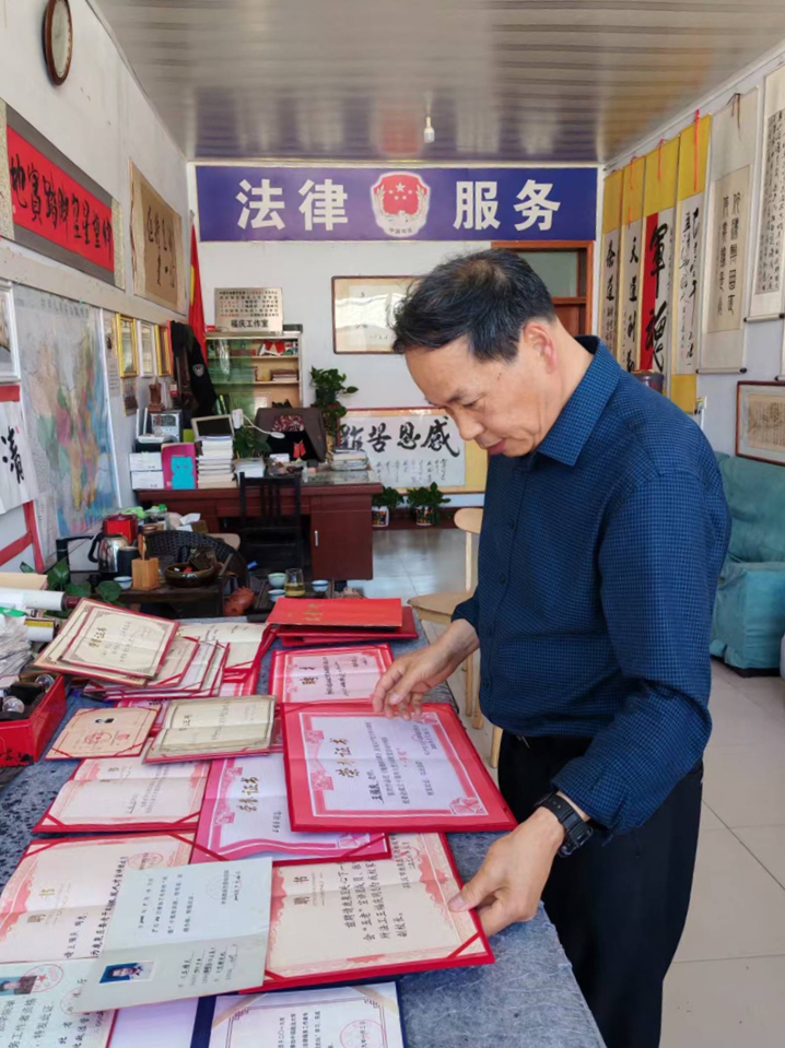 四十余载扎根普法一线1.jpg