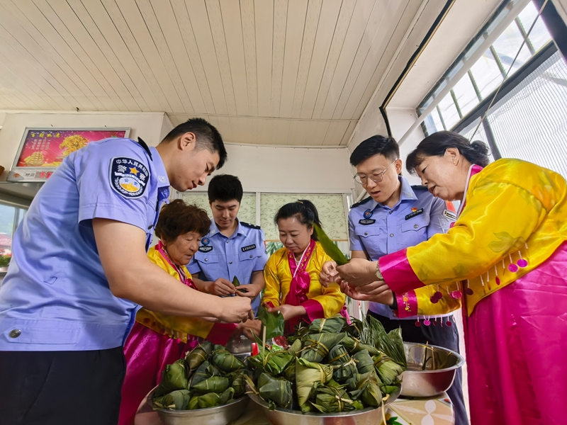 粽叶飘香润边疆 警民同心话端午1.jpg