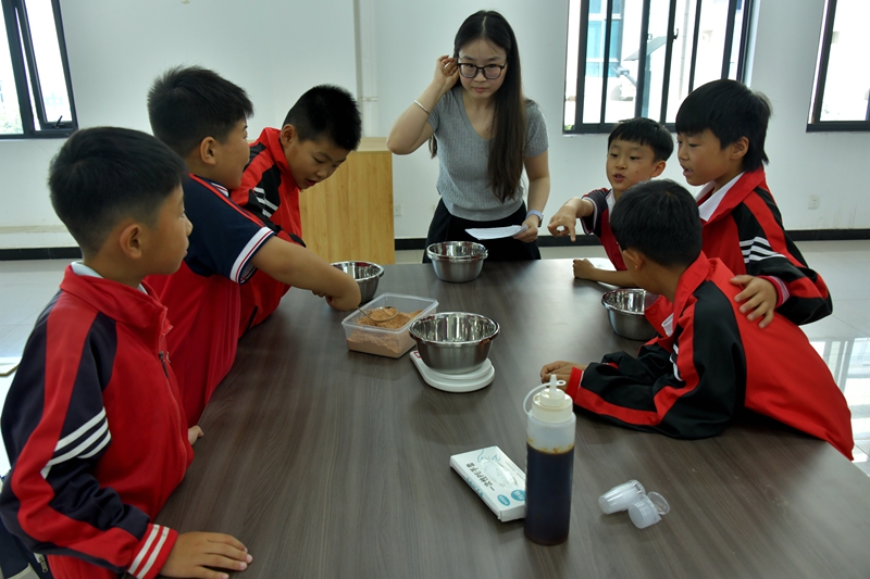 工作人员讲解指导学生制作大山楂丸 赵明辰摄.jpg