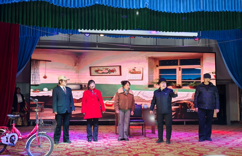 小品《面试亲家》在村晚舞台演出.jpg