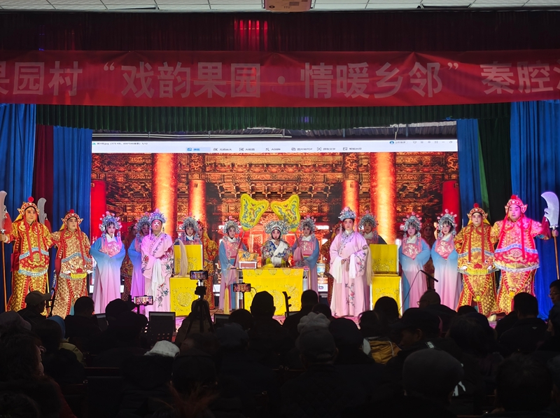 2026年春节期间，果园村秦腔自乐班在村综合文化活动室为村民表演.jpg
