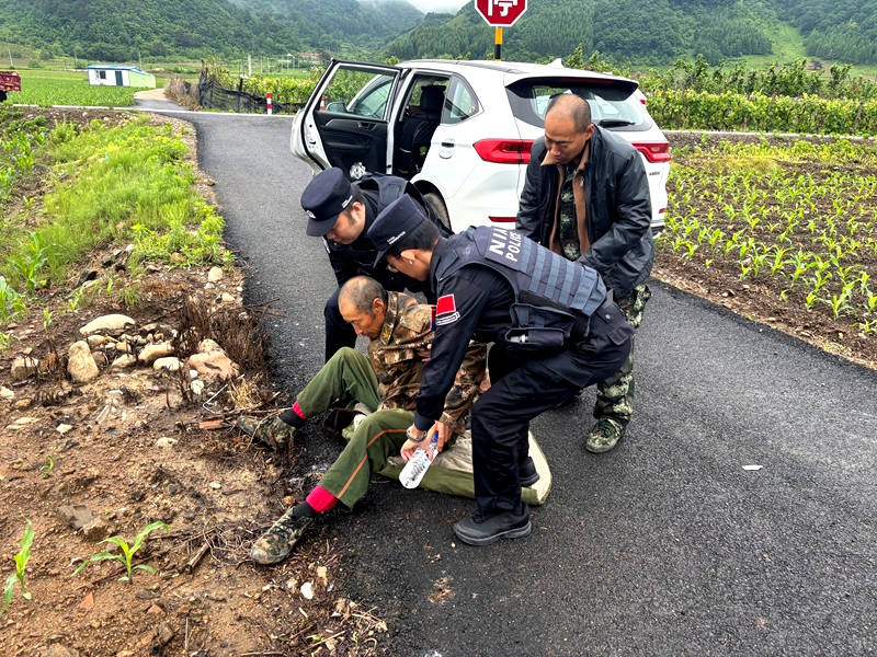 田间一抹藏蓝1.jpg