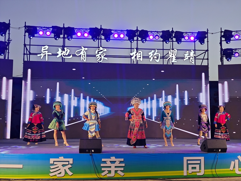 2025.9.5在瞿靖镇“异地有家 相约瞿靖”村晚舞台上，杨姜妹（左二）和同乡姐妹们精心准备民族服饰秀，进行现场展演.jpg