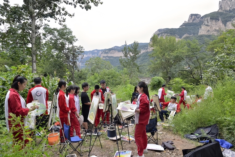 组织美院学生山村写生.jpg