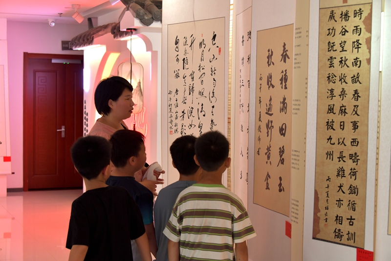书法老师给学生讲解书法知识 赵明辰摄.JPG