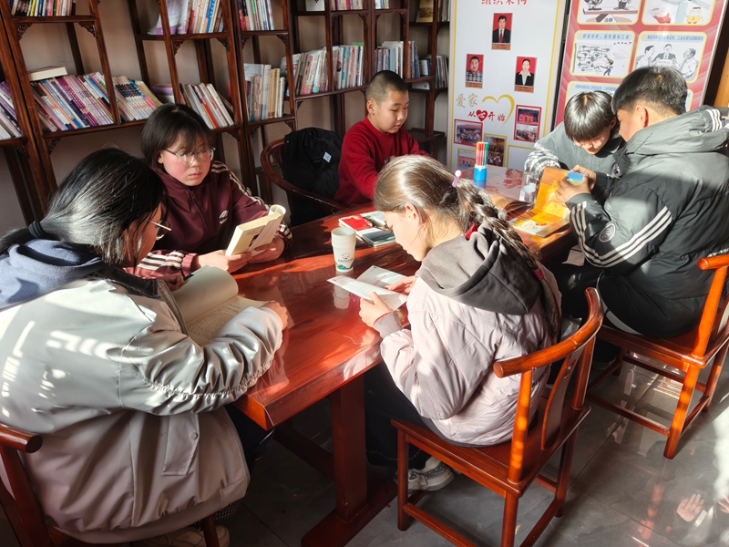 孩子们放学后在农家书屋阅读.jpg