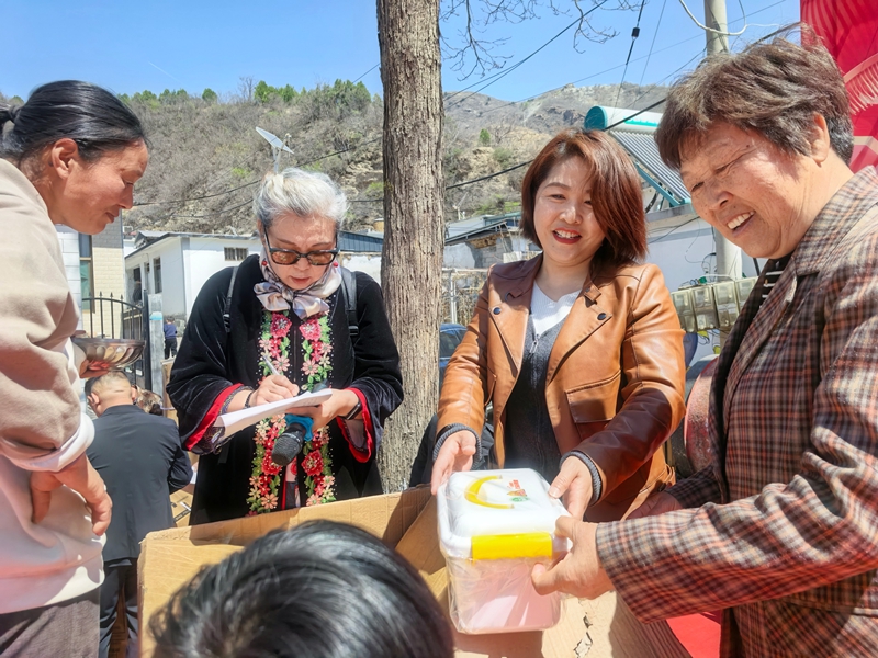 促进会组织社会爱心志愿者向北滚龙沟村村民发放爱心储物箱.jpg
