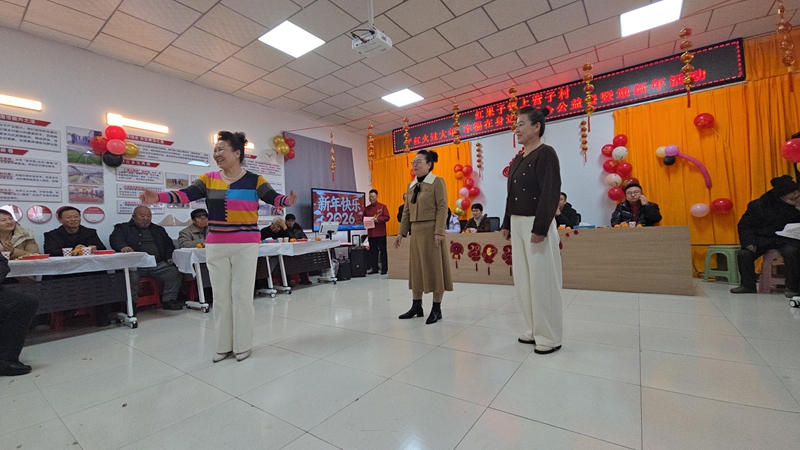 2026年1月29日,红果子镇“魅力红果”艺术宣讲团在上营子村“红火过大年 幸福在身边”主题活动现场演出原创移风易俗快板戏《说彩礼》.jpg 2026年1月29日,红果子镇“魅力红果”艺术宣讲团在上营子村“红火过大年 幸福在身边”主题活动现场演出原创移风易俗快板戏《说彩礼》.jpg