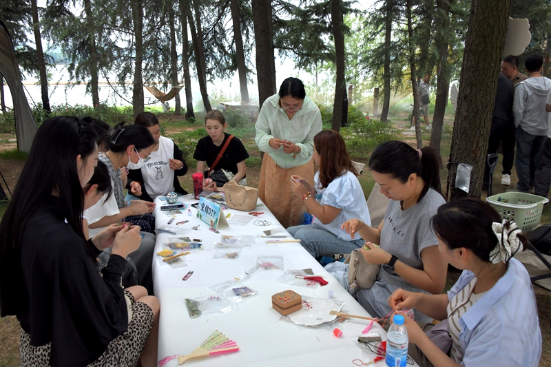 游客体验宋锦DIY 赵明辰摄.JPG