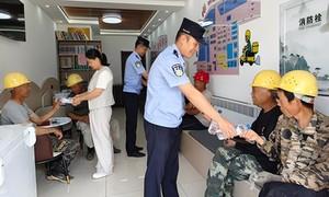 警社联动送清凉 爱心冰柜暖一线