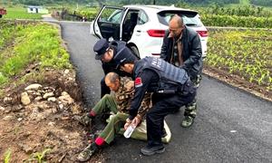 田间一抹藏蓝 危难时刻显温情