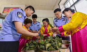 粽叶飘香润边疆 警民同心话端午