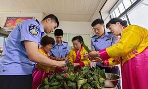 粽叶飘香润边疆 警民同心话端午