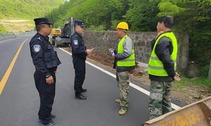 送法进通道 守法护平安