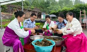 粽叶飘香暖边境 警民同心迎端午