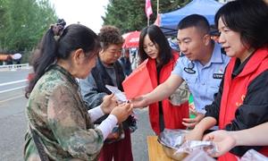图们边检站联合新安社区开展端午暖心志愿服务