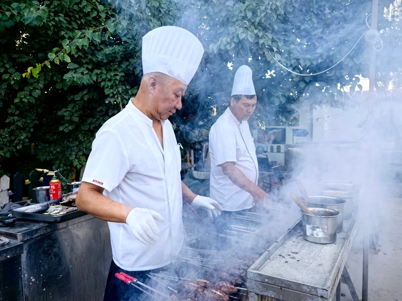 四十四团十三连奢·野农家乐厨师正在做特色烤肉 杨莉摄.jpg