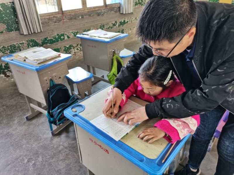 秦道军老师辅导学生练书法1.jpg