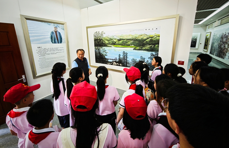 大幕乡艺术季，学生参观董继宁美术馆.jpg