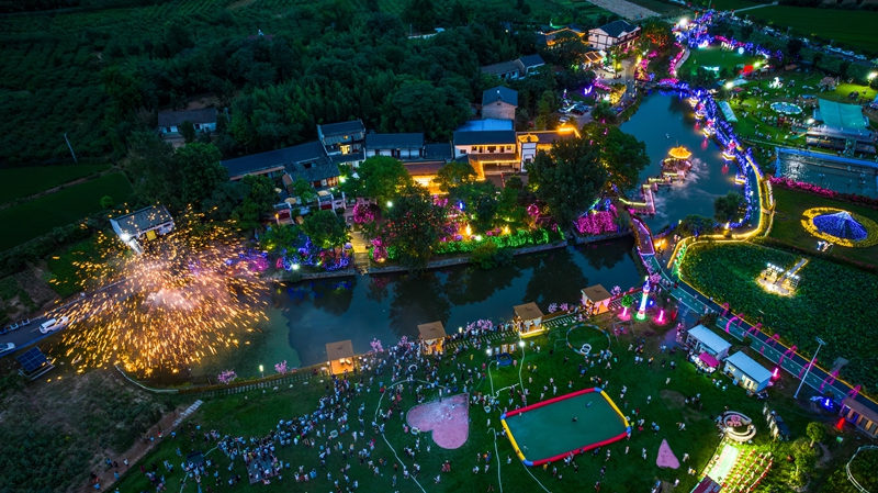 09图为李白村文化旅游区“仲夏光影秀·奇幻李白村”沉浸式夜游嘉年华盛大启幕.jpg
