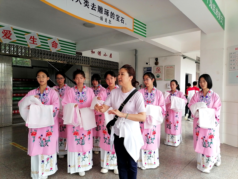 2025年6月17日，湖北省荆州花鼓戏剧院一级演员马红丽在潜江中学指导学生练习戏曲动作.jpg