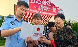 红心向党清凉一夏 边检民警普法暖心