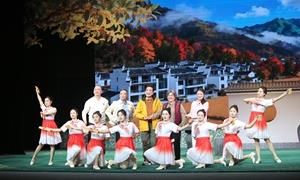 房县：戏台搭在田埂边 小戏唱进心坎里