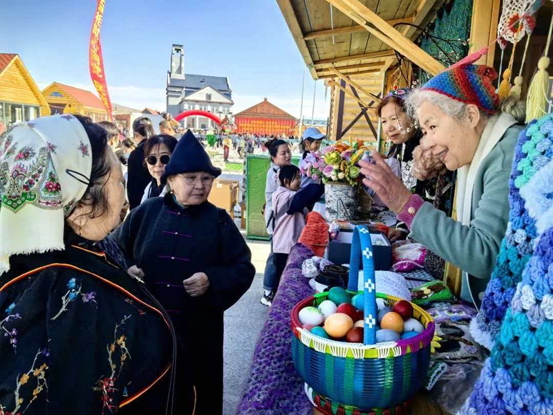 5.非遗传承人王秀芬售卖手工艺品（恩和俄罗斯族民族乡供图）.jpg