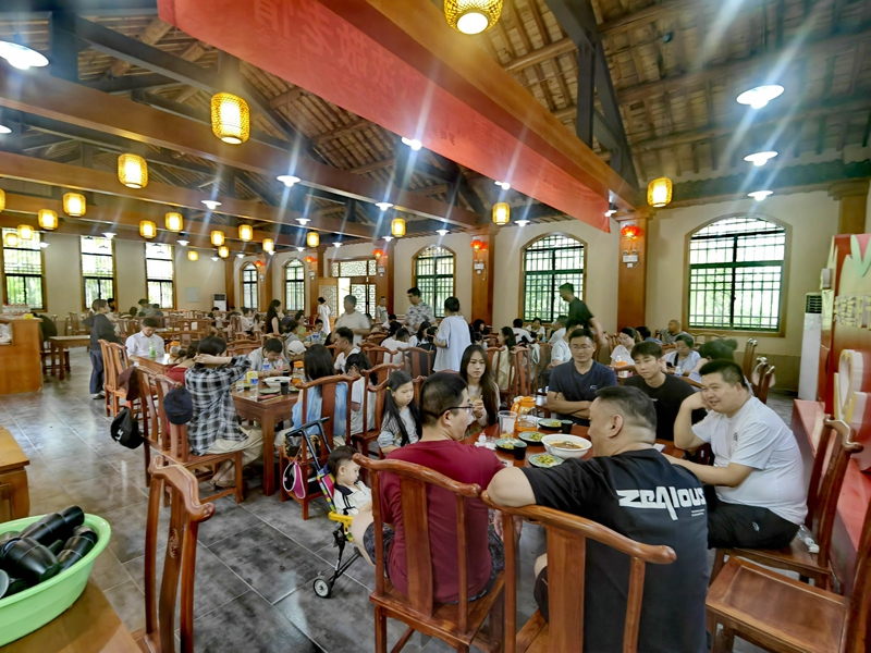 大食堂开展活动.jpg