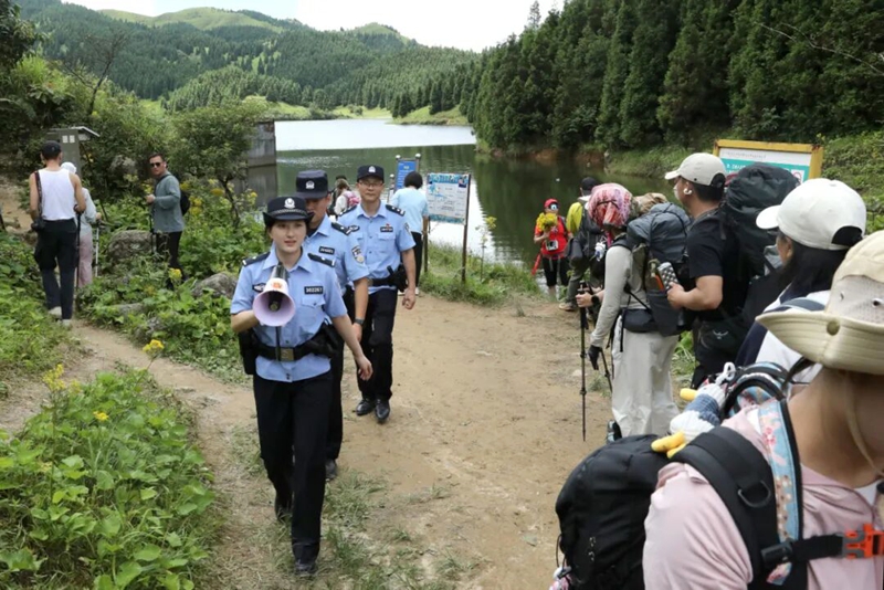 茶坪上的“藏青蓝”1.jpg 茶坪上的“藏青蓝”1.jpg