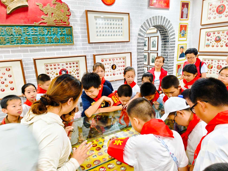 北海东街社区组织30名青少年走进第六师五家渠市共青团农场红色记忆馆，开展主题研学实践活动，在行走中感悟历史、在观察中启迪成长（任丹摄）.jpg