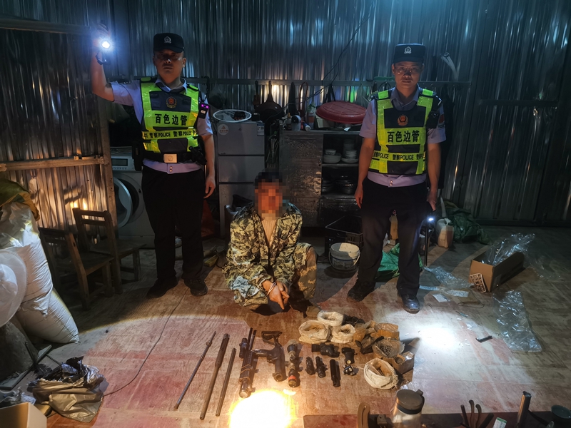 图为黄明忠和战友抓获涉枪犯罪嫌疑人（蒋德校 摄）.jpg