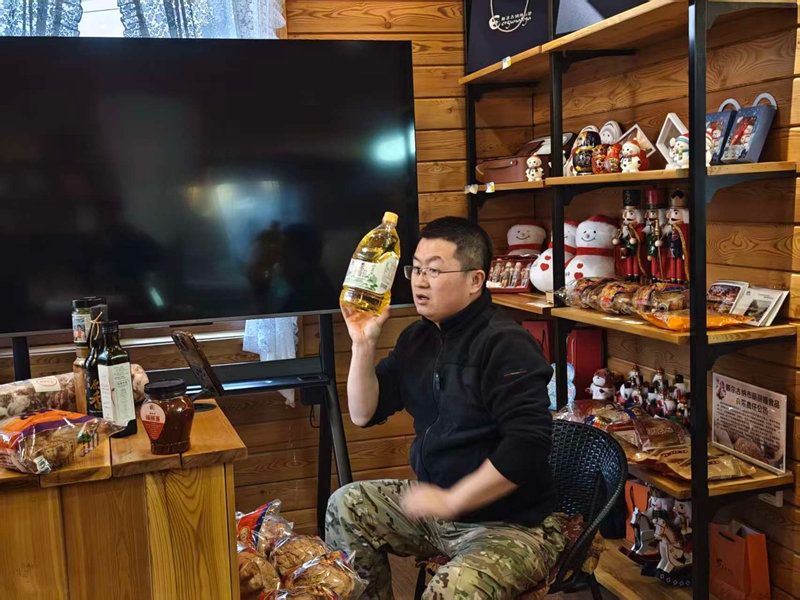 10.额尔古纳城市星推官赵红松在文旅小屋开展线上直播推介（摄影：闫雪琦）.jpg