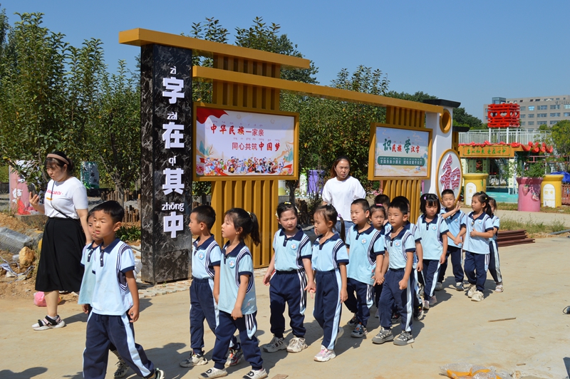 石家庄市鹿泉区上庄镇南庄幼儿园学生开展课外实践活动.jpg
