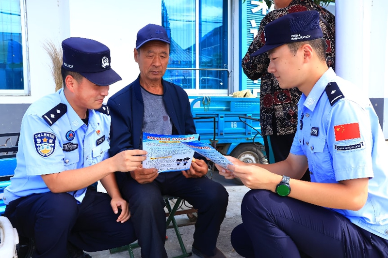 集市“警”色浓1.jpg