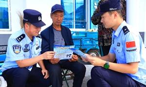 集市“警”色浓 普法护民生