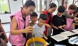 七彩夏日：巧手匠心制漆扇 研学古韵传汉风