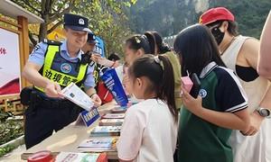 跨国瀑布下的“数学警务”——广西硕龙边境派出所化解旅游矛盾纠纷侧记