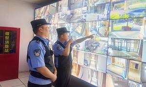 暑期景区游人如织 民警快速找回走失高龄老人